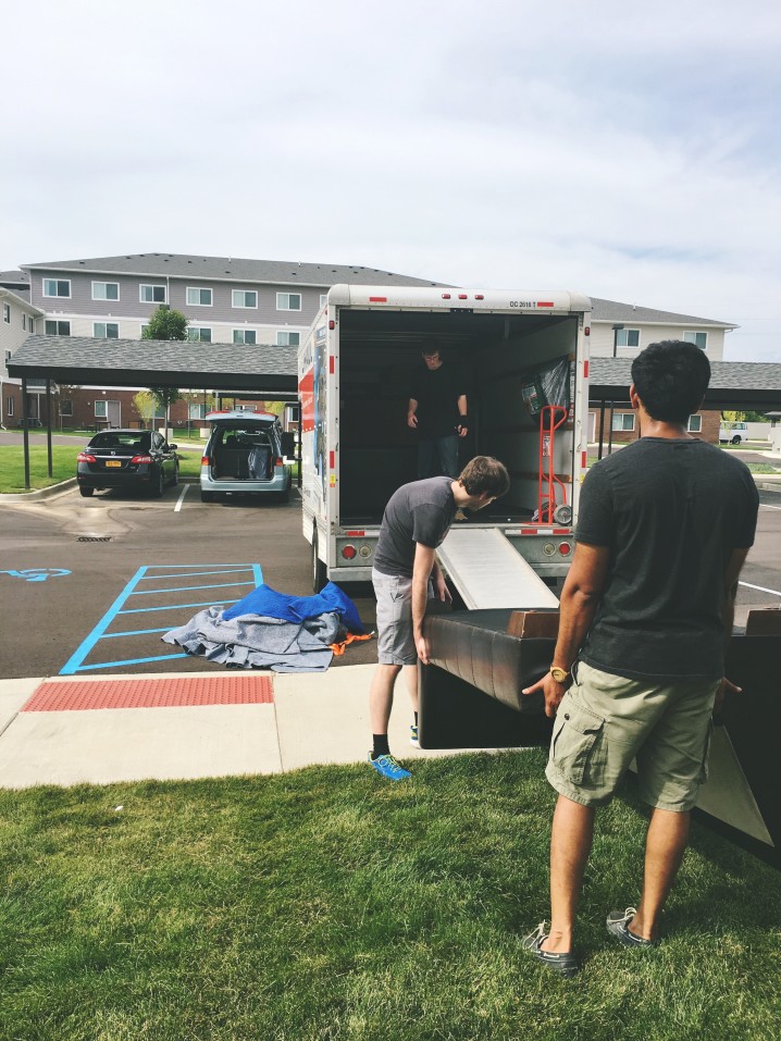 moving-furniture_t20_6wEmw2